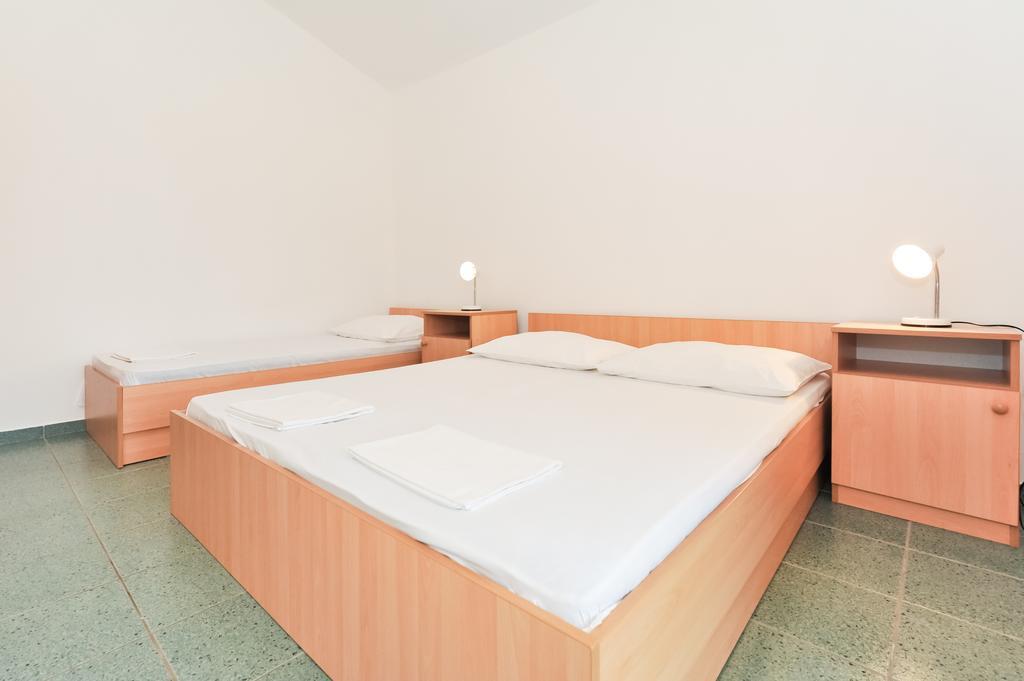 Apartments Marta Starigrad Paklenica Quarto foto